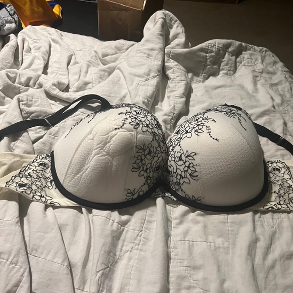 Bra Lot - 6 bras - 1 44D, 4 44 DD, 1 46DD - Picture 4 of 14
